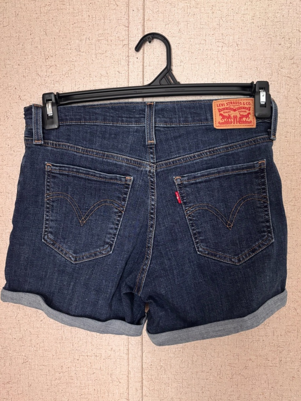 Levi's Women's Dark Blue Denim Rolled Hem mom Shorts 27 waist